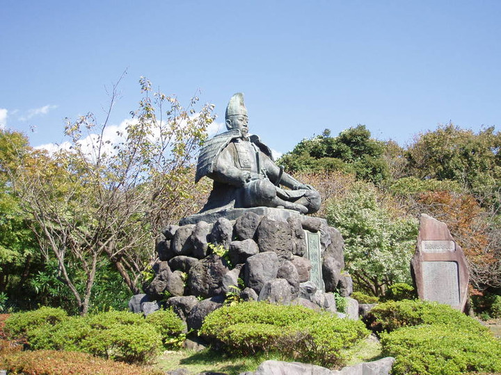 源頼朝像（源氏山公園）