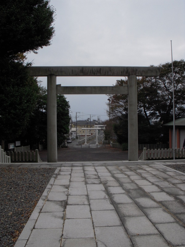 皇大神宮（通称：烏森神社）：本宮からのながめ、向こうは海