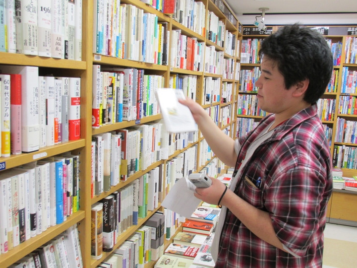 【鶴見大学図書館】2014年度第１回選書ツアーin紀伊國屋書店そごう横浜店：選書中。哲学関係ですか？いいですね。