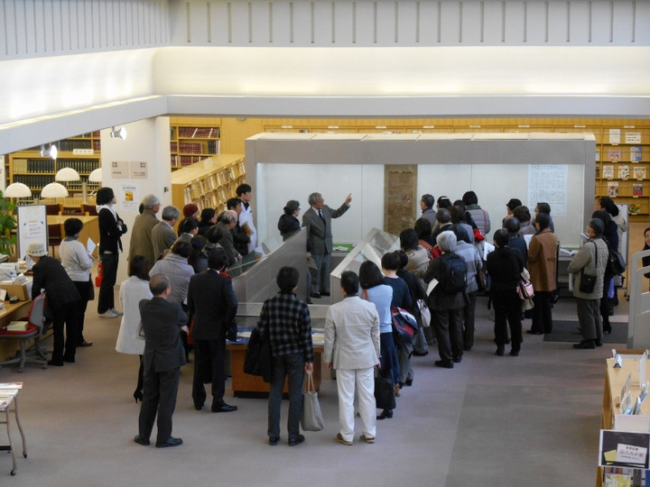 ギャラリートークの様子：第139回鶴見大学図書館貴重書展「旅の源氏物語」特別講演会・ギャラリートーク