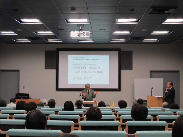 講演中の高田先生：第139回鶴見大学図書館貴重書展「旅の源氏物語」特別講演会・ギャラリートーク