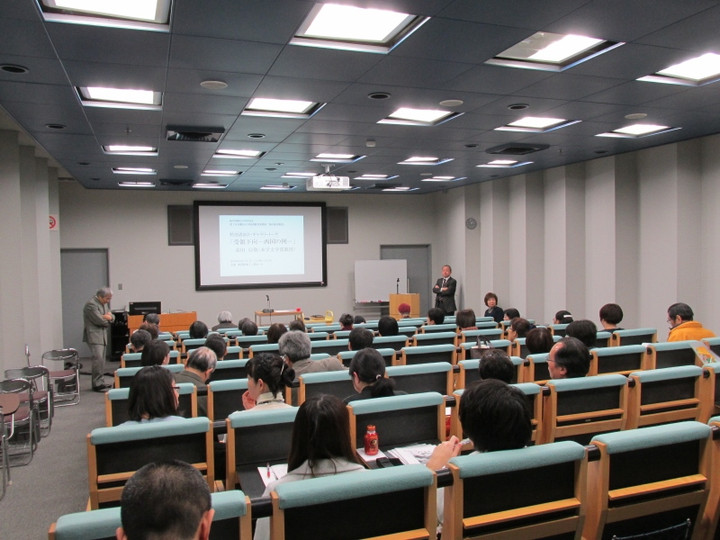 講演会場である鶴見大学図書館B1Fホール：第139回鶴見大学図書館貴重書展「旅の源氏物語」特別講演会・ギャラリートーク