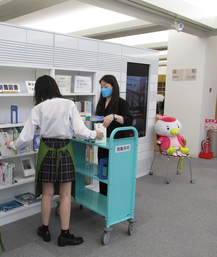 鶴見大学図書館ブログ : 神奈川県立城郷高等学校のインターンシップを行いました