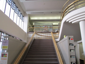 鶴見大学図書館：１階から見上げると「ドーン！！」とおすすめ本コーナーが見えるはず
