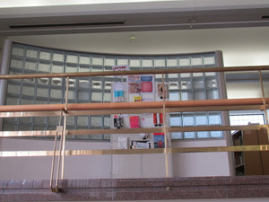 鶴見大学図書館：２階絵本コーナー前の「おすすめ本コーナー」